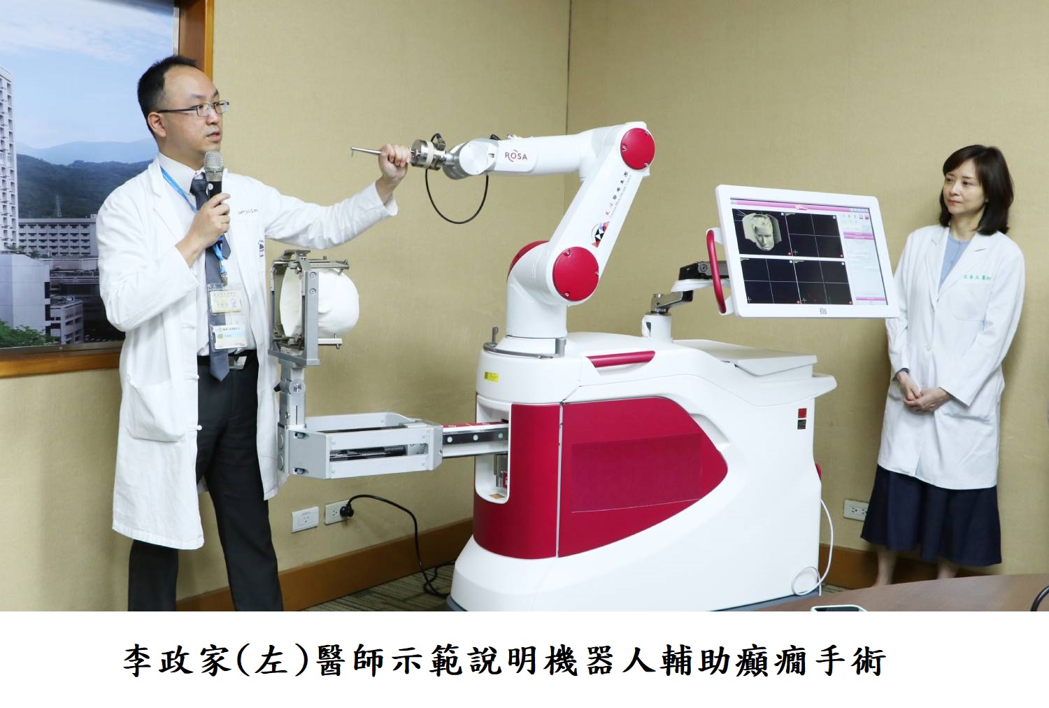 李政家(左)醫師示範說明機器人輔助癲癇手術